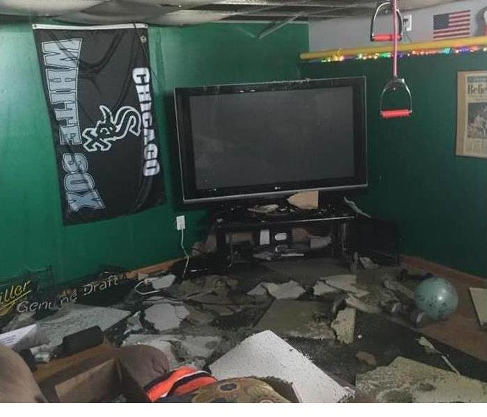 green room with White Sox flag on wall and a large flat screen TV